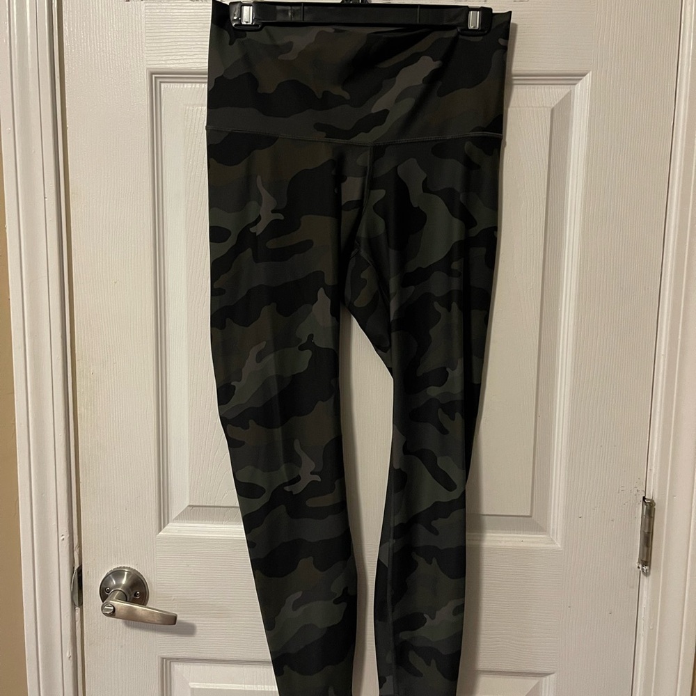 Old Navy Womens Camouflage Leggings - Black and Green